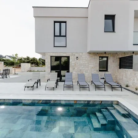 Luxury Pam - Private With A Heated Pool And A Summer Terace With 4 Bedrooms - 230 M2 New!! 빌라 만드레