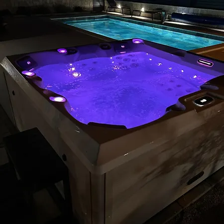 Luxury Pam - Private With A Heated Pool And A Summer Terace With 4 Bedrooms - 230 M2 New!! וילה מאנדרה